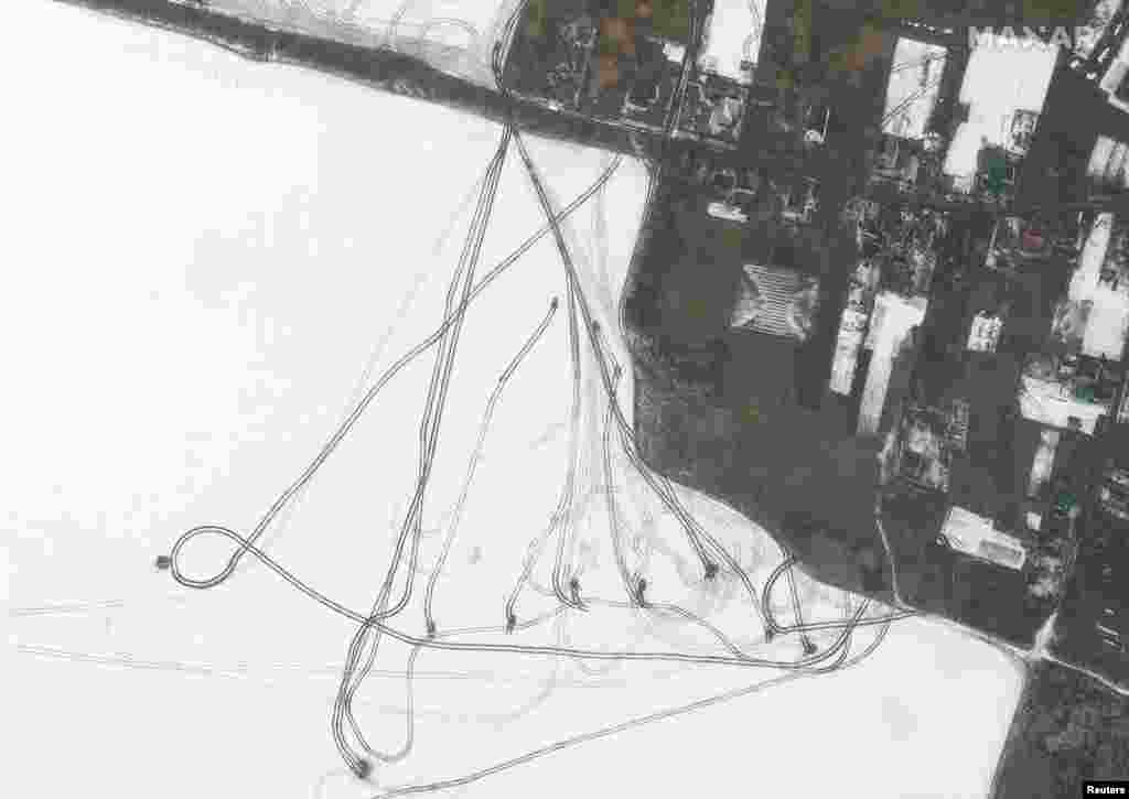 Бронетехника возле аэропорта в Гостомеле, 8 марта 2022 года.&nbsp;Satellite image &copy;2022 Maxar Technologies