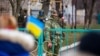 Геническ Херсонской области 6 марта 2022 года: в захваченном российской армией городе жители выходят протестовать против оккупации с флагами Украины
