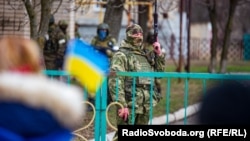 Геническ Херсонской области 6 марта 2022 года: в захваченном российской армией городе жители выходят протестовать против оккупации с флагами Украины