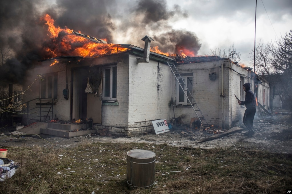 Një shtëpi e kapluar nga zjarri, pas granatimeve në qytezën e Irpinit, 26 kilometra në perëndim të Kievit, më 4 mars.