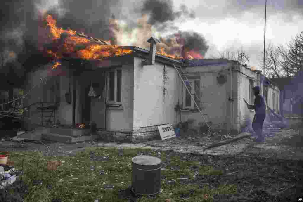 Подпалена къща, подложена на обстрел в Ирпин, 26 км западно от Киев, 4 март.