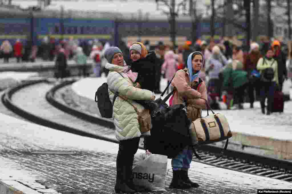 Qytetarët presin një tren që shkon në Poloni ndërsa ikin nga pushtimi rus i Ukrainës, përmes stacionit të trenit në Lviv, Ukrainë, 5 mars 2022.