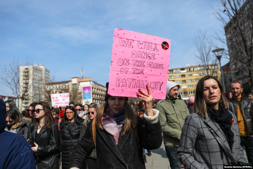 "Poshtë patriarkati" ishte një prej sloganeve që pjesëmarrësit brohoritën gjatë protestës në Prishtinë më 8 mars 2022.