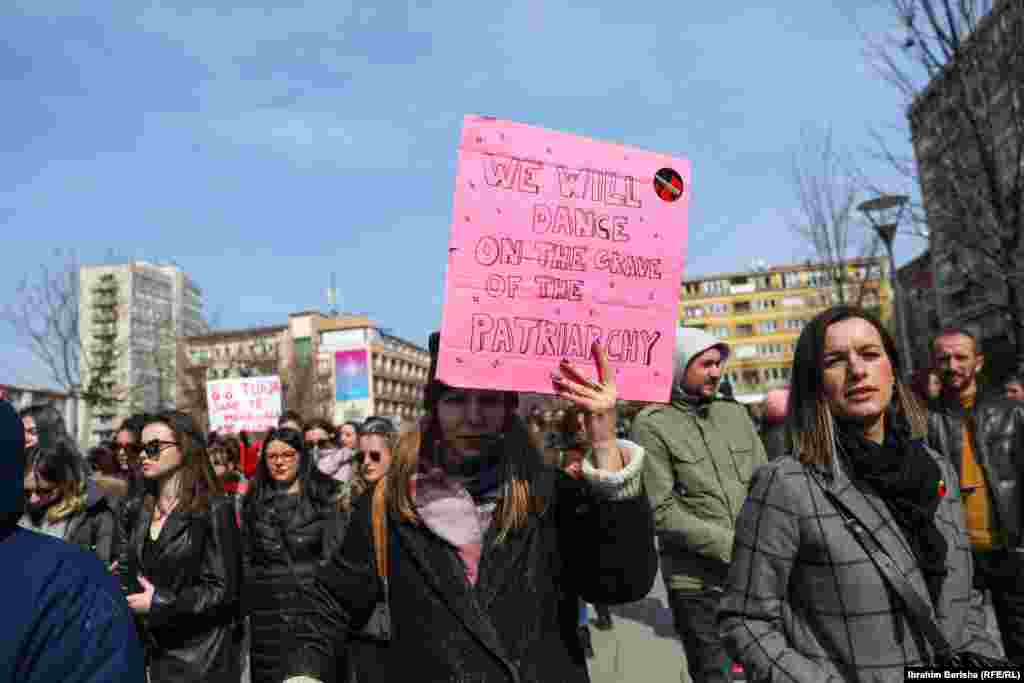 &quot;Poshtë patriarkati&quot; ishte një prej sloganeve që pjesëmarrësit brohoritën gjatë protestës në Prishtinë më 8 mars 2022.