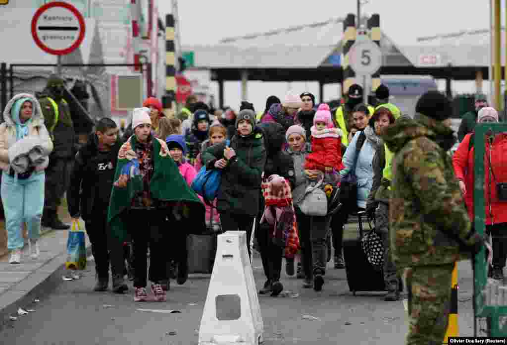 Qytetarët që vijnë nga Ukraina, kalojnë kufirin ukrainas-polako, në Korczowa, Poloni, 5 mars 2022.