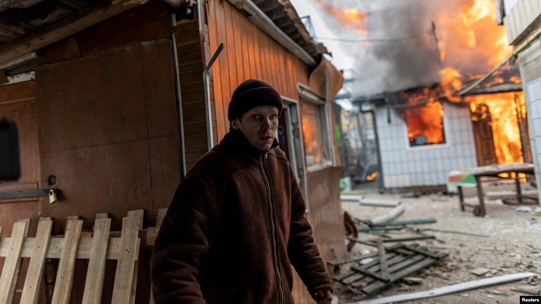 Forțele ruse au bombardat chiar și singura cale de evacuare a civililor din orășelul Irpin, aflat la 24 de kilometri de capitala Kiev. Două acorduri de încetare a focului au eșuat ieri, 6 martie, în orașul Mariupol, punct cheie pentru controlul Crimeei și Mării Negre. 