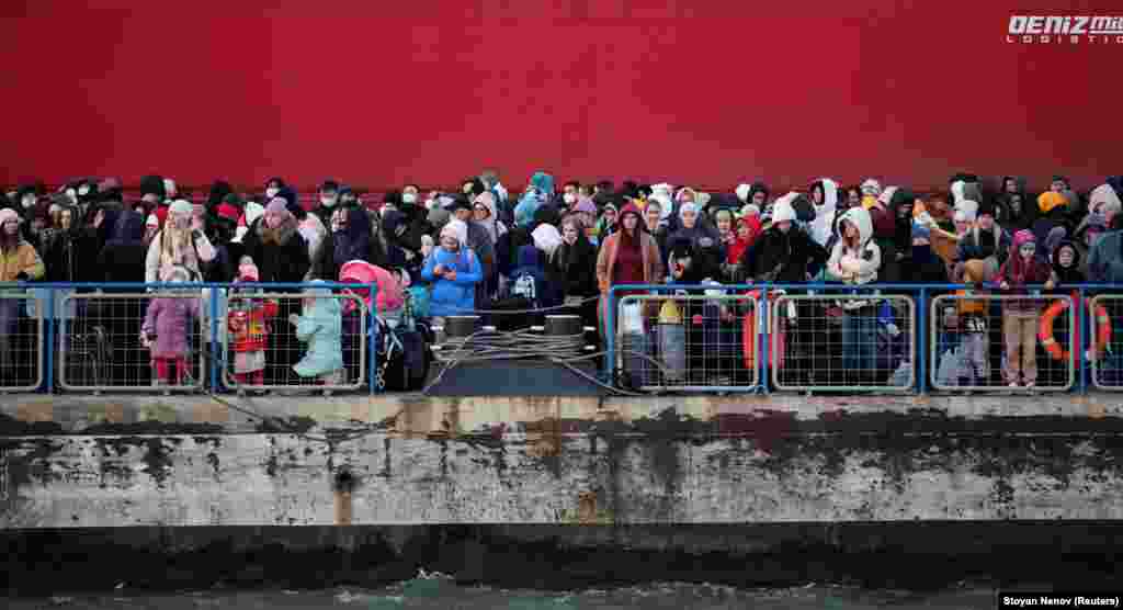 Njerëzit mbërrijnë në vendkalimin kufitar Isaccea-Orlivka, Rumani, 5 mars 2022.