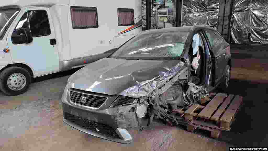 Mașină avariată total într-un accident lângă Cluj. Caroseria va ajunge în dezmembrări, iar banii la familia de refugiați proprietari ai autoturismului.&nbsp;&nbsp;