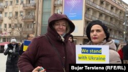Protesta solidarizuese me popullin ukrainas. Prishtinë, 7 mars, 2022.
