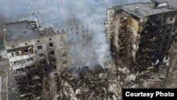 Росія бомбардує українські міста і села, вбиває цивільне населення і при цьому стверджує, що проводить в Україні «спецоперацію із денацифікації»