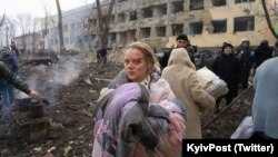 Maternitatea din Mariupol după atacul cu bombă al forțelor ruse. Președintele Zelenski acuză Rusia și în acest caz de crime de război. Rusia respinge acuzația. Foto: 9 martie 2002, Mariupol, Ucraina.