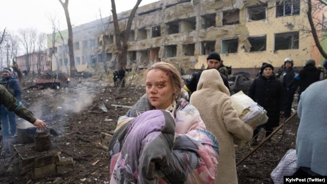 Pasojat e sulmit rus ndaj spitalit të lindjes në Mariupol