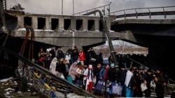 Civili prelaze ispod poručenog mosta na sigurnu teritoriju jedinom rutom kojom mogu da izađu iz Irpina, 8. mart