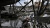 Детски колички, изоставени сред останки от разрушен мост в Киев, 7 март 2022 г.
