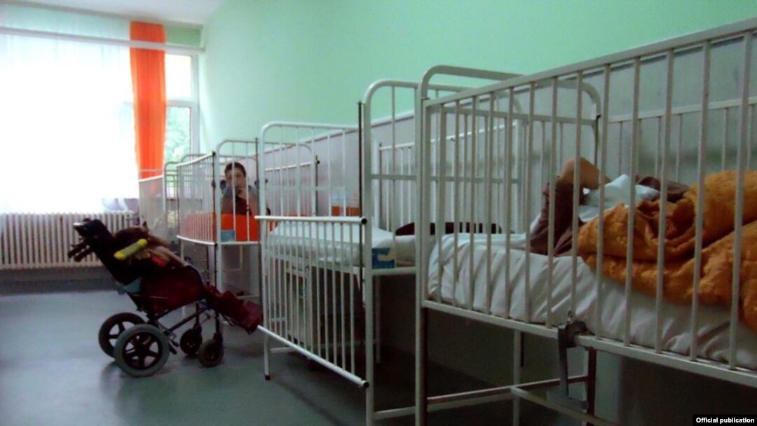 HRW pominje i prava osoba s invaliditetom navodeći da je hiljade odraslih osoba i dece s invaliditetom i dalje u ustanovama širom Srbije, da vlada nije usvojila plan deinstitucionalizacije koji bi omogućio da se osobe s invaliditetom premeste iz ustanova u život u zajednici.