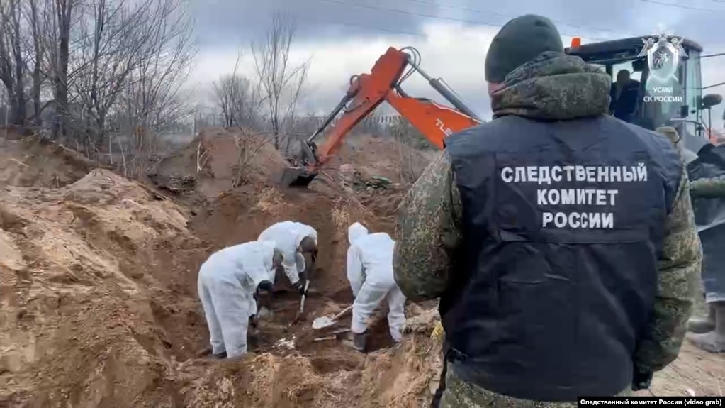 Поблизу селища Лісна Дача Слідчий комітет РФ проводить роботи з ексгумації тіл мирних жителів. Там ховали жертв російських обстрілів Сіверськодонецька, але окупанти кажуть, що їх вбила Україна