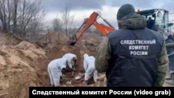 Поблизу селища Лісна Дача Слідчий комітет РФ проводить роботи з ексгумації тіл мирних жителів. Там ховали жертв російських обстрілів Сіверськодонецька, але окупанти кажуть, що їх вбила Україна