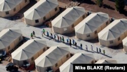 کودکان جدا شده از خانواده‌های مهاجران غیرقانونی که از مرز مکزیک وارد خاک آمریکا می‌شوند ذیل سیاست «تساهل صفر» در این چادرها نگهداری می‌شوند.