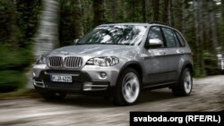 BMW X5 avtomobili ham o‘g‘rilar ko‘ziga chiroyli ko‘ringan mashinalardan biri hisoblanadi