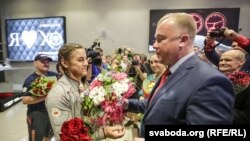 Сустрэча беларускіх алімпійцаў у Менску. Міністар спорту і турызму Аляксандар Шамко вітае вольніцу Марыю Мамашук. 20 жніўня 2016 году