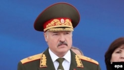Аляксандар Лукашэнка на ваенным парадзе падчас сьвяткаваньня афіцыйнага Дня незалежнасьці Рэспублікі Беларусь ў Менску 3 ліпеня 2017 году