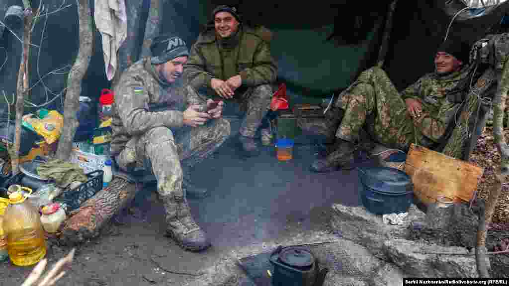 Військові відпочивають на позиції у Харківській області, 20 квітня 2022 року