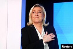 Marine Le Pen gjatë fjalimit para mbështetësve të saj në Paris, pas publikimit të rezultateve të para të zgjedhjeve.