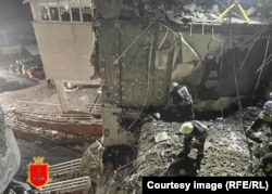 Рятувальники працюють на місці російського ракетного удару по житловому будинку в Одесі, де загинули члени родини Глодан. Україна, 24 квітня 2022 року