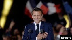 Emmanuel Macron, reales în funcția de președinte al Franței, a ținut discursul victoriei în Champs de Mars din Paris, 24 aprilie 2022.