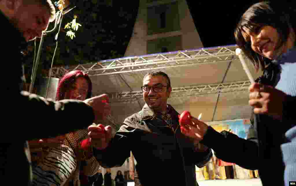 Верници кршат велигденски јајца по велигденската богослужба во македонска православна црква