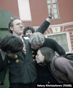 Oleg Kulik with supporters during his "presidential campaign" in Moscow in 1996.