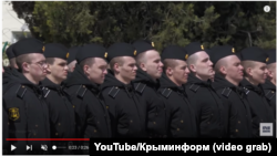  Стоп кадър, показващ Сергей Грудинин (третия отдясно) във видеото, оповестено на 16 април от Министерството на защитата на Русия 