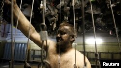 Rudar se presvlači na kraju smjene u rudniku Zofjovka, južna Poljska, 3. april 2013.