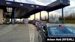 Automobili koji čekaju da pređu granični prelaz između Kosova i Srbije u Merdaru. 22. aprila 2022.