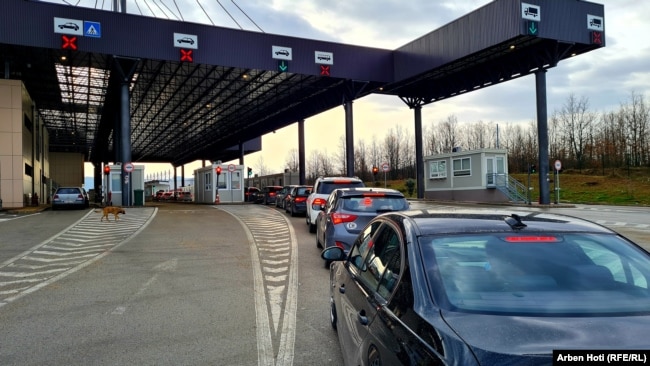 Makina duke pritur që të kalojnë pikëkalimin kufitar midis Kosovës dhe Serbisë në Merdare. 22 prill 2022.