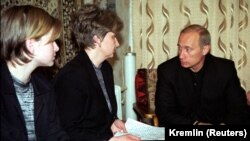 22 august 2000 - Vladimir Putin discută cu Irina Liachin, soția comandantului submarinului Kursk, și cu fiica acestui, în apartamentul familiei din orașul Vidiaievo.