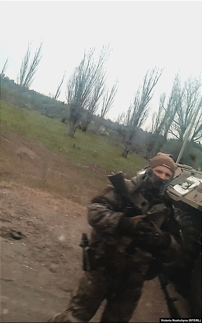 Російський окупант біля одного з селищ Херсонщини