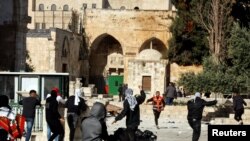 Palestinski demonstranti sukobili su se s izraelskim sigurnosnim snagama u kompleksu u kojem se nalazi džamija Al-Aksa, poznata muslimanima kao Plemenito utočište, a Jevrejima kao Brdo hrama, u starom gradu Jerusalema 22. aprila 2022. 