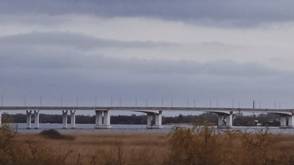 Через пошкодження Антонівського мосту в Херсоні війська РФ хочуть облаштувати понтонну переправу – облрада