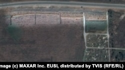 Супутниковий знімок вірогідного місця масового поховання у селищі Мангуш, 9 квітня 2022 року