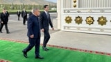 Türkmenistanyň prezidenti Serdar Berdimuhamedow (sagda) we Tatarystanyň raisi Rustam Minnihanow (arhiw suraty)