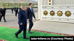 Türkmenistanyň prezidenti Serdar Berdimuhamedow (sagda) we Tatarystanyň raisi Rustam Minnihanow (arhiw suraty)