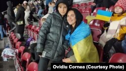 Daria, alături de fiul său, pasionat de fotbal.