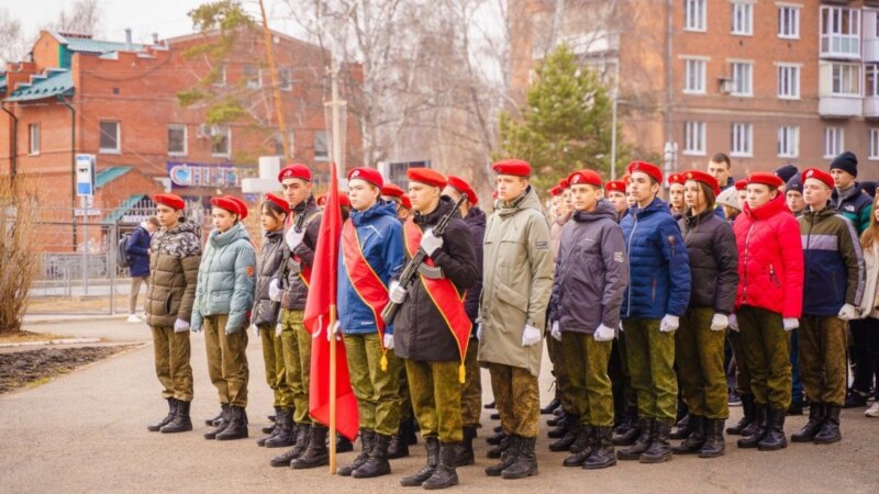 В кемеровских школах начали исполнять гимн и поднимать флаг