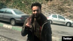 بهنام موسیوند، فعال مدنی زندانی که به دلیل وضعیت وخیم جسمانی در بیمارستان به‌ سر می‌برد