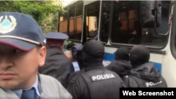 Момент задержания полицейскими участников митинга перед академией наук в Алматы. 24 апреля 2022 года