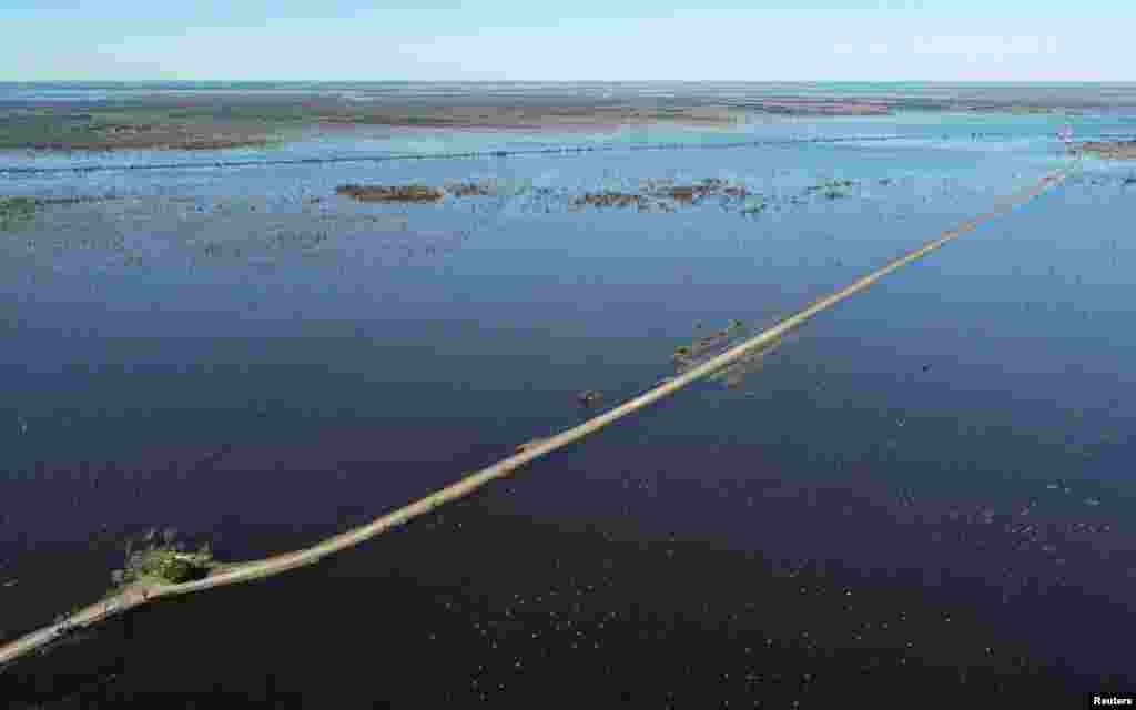 A Paraná folyó nem tudta elvezetni azt az áprilisban néhány nap alatt lehulló, körülbelül ötszáz milliméternyi csapadékot, amire olyannyira szüksége volt a szárazsággal küzdő területnek, ezért vidéken több helyen áradásokat okozott