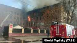 A firefighters batle the blaze at the Central Research Institute of the Russian Aerospace Defense Forces in Tver on April 25.