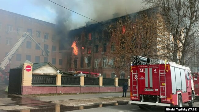 A firefighters batle the blaze at the Central Research Institute of the Russian Aerospace Defense Forces in Tver on April 25.