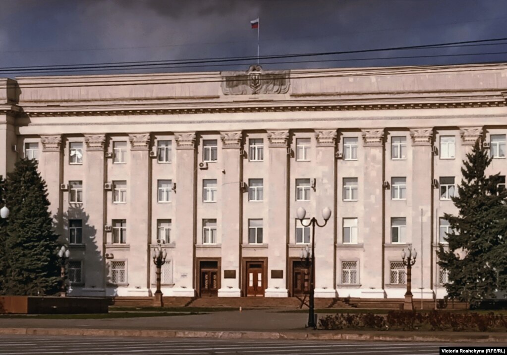 Прапор Росії на будівлі Херсонської ОДА
